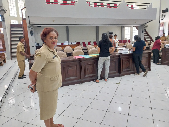 Sekretaris DPRD Sikka Heriantje sedang memantau persiapan ruang pelantikan anggota DPRD Sikka, Senin (19/8)