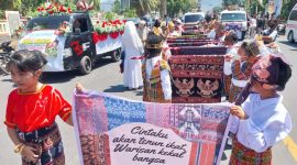 Promo tenun ikat Kabupaten Sikka oleh SDK Maria Ferari pada karnaval tingkat sekolah dasar, Senin (19/8)