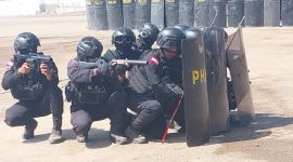 Pasukan Brimob Maumere mengamankan aksi unjuk rasa di Kantor KPU Sikka, Rabu (21/8)