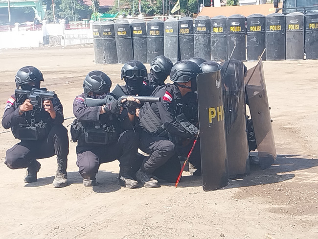 Pasukan Brimob Maumere mengamankan aksi unjuk rasa di Kantor KPU Sikka, Rabu (21/8)