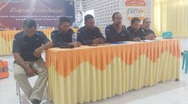 Ketua KPU Sikka didampingi komisioner saat memberikan keterangan pers terkait tahapan pendaftaran pasangam calon, Sabtu (24/8) 