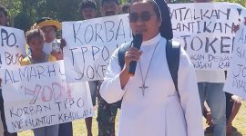 Koordinator TRuK Suster Fransiska Imakulata sedang orasi menyatakan sikap penolakan pelantikan Yuvinus Solo alias Joker, Senin (26/8)