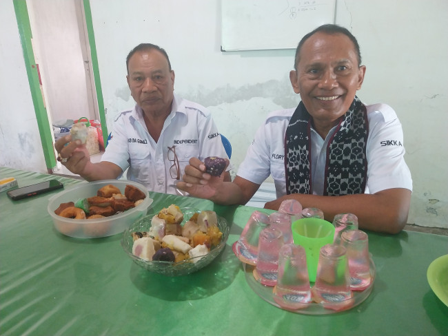 Calon Bupati Sikka Florianus Mekeng asyik menikmati pangan lokal sebelum daftar di KPU Sikka, Rabu (28/8)