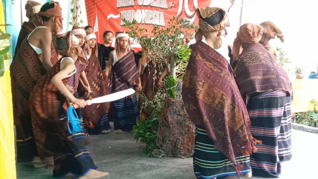 Salah satu peserta Lomba Tari Gawi Tingkat SD se-Kecamatan Tanawawo sedang mengunjuk kebolehan, Senin (12/8) 