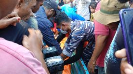 Tim SAR Gabungan memasukkan jasad korban remaja hilang di Perairan Lela ke kantong jenazah, Kamis (15/8)