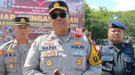 Kapolres Sikka AKBP Hardi Dinata memberikan keterangan pers di Lapangan Umum Kota Baru, Kamis (22/8)