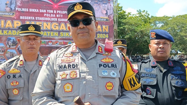Kapolres Sikka AKBP Hardi Dinata memberikan keterangan pers di Lapangan Umum Kota Baru, Kamis (22/8)
