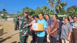 Kasiter Korem 161/Wirasakti Kolonel Inf Augosto Moniz Lopez memberikan bantuan kepada perwakilam masyarakat