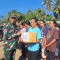 Kasiter Korem 161/Wirasakti Kolonel Inf Augosto Moniz Lopez memberikan bantuan kepada perwakilam masyarakat