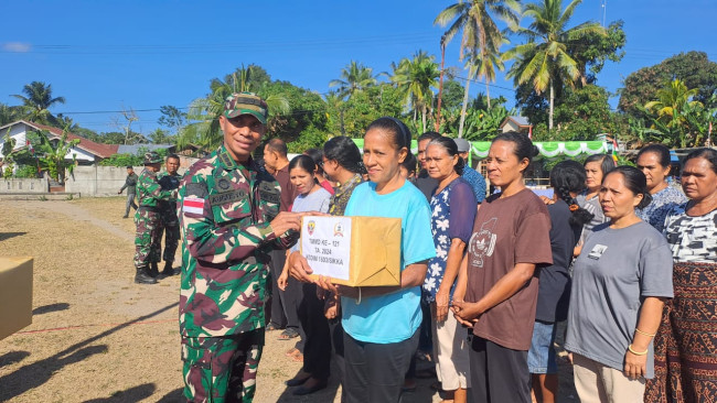 Kasiter Korem 161/Wirasakti Kolonel Inf Augosto Moniz Lopez memberikan bantuan kepada perwakilam masyarakat