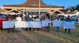 Para korbam kasus TPPO membentang poster di halaman Kantor DPRD Sikka, Senin (26/8)