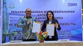 Pimpinan BRI Cabang Maumere I Nyoman Slamet Destrawan bersama Kajari Sikka Henderina Malo memperlihatkan Nota Kesepemahaman tentang Penanganan Masalah Hukum Bidang Perdata dan Tata Usaha Negara di Hotel Capa, Selasa (13/8)