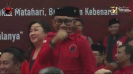 Bakal Calon Gubernur NTT Ansy Lema mengepalkan tangan usai diumumkan  bertarung pada Pilgub NTT, Senin (26/8)