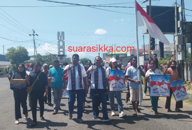 Pasangan calon Florianus Mekeng dan Alfridus Melanus Aeng long march menuju Kantor KPU Sikka, Rabu (28/8)