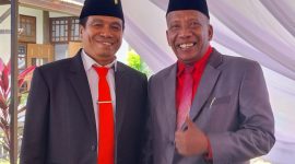Stefanus Sumandi dan Donatus David pose bersama usai pelantikan anggota DPRD Sikka Periode 2024-2029, Sabtu (26/8)