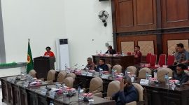 Tampak masih banyak kursi kosong saat pembukaan sidang di DPRD Sikka dengan agenda Pengumuman Fraksi-Fraksi, Kamis (19/9)