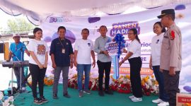 Penjabat Bupati Sikka Adrianus Firminus Parera menyerahkan secara simbolis Grand Prize Panen Hadiah Simpedes kepada Kepala BRI Unit Beru, Sabtu (21/9)