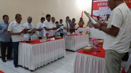 Para pasangan calon di Kabupatwn Sikka membacakan Ikrar Bersama di Aula Polres Sikka, Selasa (24/9)