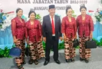 Lundji Kaborang pose bersama 4 istrinya usai pelantikan, Senin (9/9)