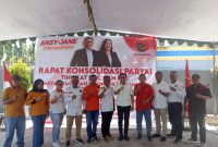 Bakal Calon Gubernur NTT Ansy Lema pose bersama pimpinan parpol pengusung tingkat Kabupaten Ende, Jumat (6/9)  
