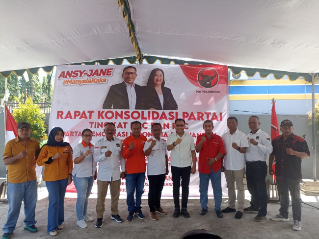 Bakal Calon Gubernur NTT Ansy Lema pose bersama pimpinan parpol pengusung tingkat Kabupaten Ende, Jumat (6/9)  
