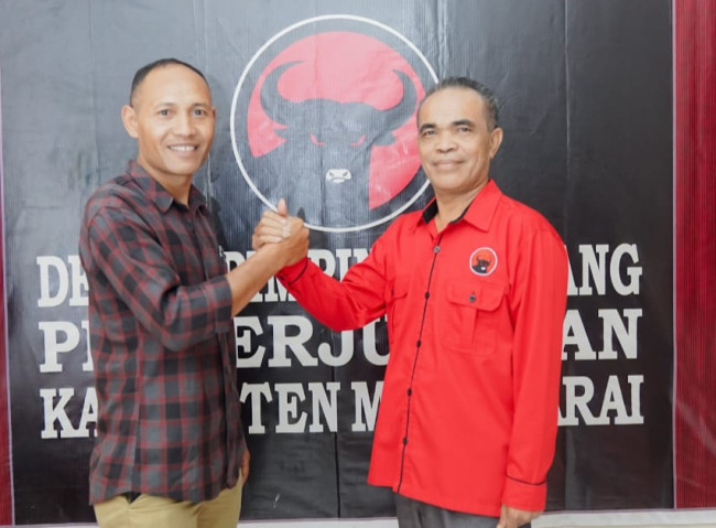 Kornelis Dola, pengusaha hotel di Manggarai bergabung ke PDI Perjuangan