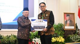 Penjabat Gubernur NTT Andriko Noto Susanto menerima simbolis dana fiskal kemiskinan ekstrim tahun 2024 dari Wakil Presiden Ma'ruf Amin, Rabu (18/9)