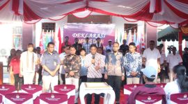 Ketua KPU Sikka Herimanto memandu pengucapan Deklarasi Kampanye Damai, Selasa (24/9)