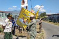 Penertiban alat.peraga kampanye di Kota Maumere, Rabu (25/9)