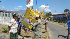 Penertiban alat.peraga kampanye di Kota Maumere, Rabu (25/9)