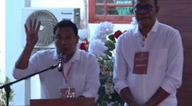 Calon Bupati Sikka Juventus Prima Yoris Kago membawakan sambutan setelah pengundian nomor urut paslon pada Pilkada Sikka, Senin (23/9)