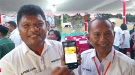 Calon Wakil Bupati Sikka Alfridus Melanus Aeng menunjukkan rancangan APK dengan nomor 3 sebelum tahapan pengundian nomor urut, Senin (23/9)