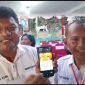 Calon Wakil Bupati Sikka Alfridus Melanus Aeng menunjukkan rancangan APK dengan nomor 3 sebelum tahapan pengundian nomor urut, Senin (23/9)