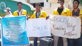 Mahasiswa IFTK Ledalero terlibat dalam aksi demonstrasi menuntut penahanan Yuvinus Solo di Kantor Pengadilan Negeri Maumere, Selasa (24/9)