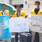 Mahasiswa IFTK Ledalero terlibat dalam aksi demonstrasi menuntut penahanan Yuvinus Solo di Kantor Pengadilan Negeri Maumere, Selasa (24/9)