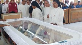 Sejumlah biarawati memberikan penghormatan terakhir kepada Almarhum Uskup Emeritus Keuskupan Maumere Mgr Gerulfus Kherubim Parera di Gereja Katedral, Rabu (9/10)