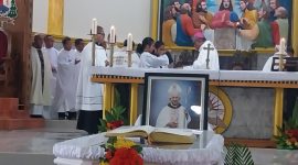 Uskup Maumere Martinus Edwaldus Sedu memimpin Misa Pemakaman Uskup Emeritus Mgr Gerulfus Kherubim Pareira di Gereja Katedral, Jumat (11/10)