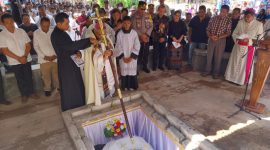 Uskup Maumere Mgr Martinus Edwaldus Sedu memimpin upacara pemakaman Uskup Emeritus Mgr Kherubim di Pekuburan Para Imam Keuskupan Maumere Komunitas Abdon Longinus, Jumat (11/10)