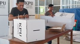 Personil Tagana Sikka sedang merakit kotak suara di Gudang Logistik KPU Sikka, Rabu (16/10)