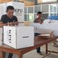 Personil Tagana Sikka sedang merakit kotak suara di Gudang Logistik KPU Sikka, Rabu (16/10)