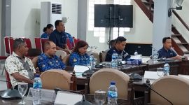 Manager PT Dharma Lautan Utama Cabang Maumere Iwan Prasetyo menghadiri RDP di Gedung DPRD Sikka, Kamis (17/10)