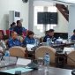 Manager PT Dharma Lautan Utama Cabang Maumere Iwan Prasetyo menghadiri RDP di Gedung DPRD Sikka, Kamis (17/10)