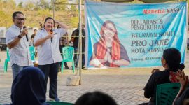 Pasangan Calon Gubernur dan Wakil Gubernur Ansy-Jane saat Deklarasi Relawan Komit Pro Jane di Alun-Alun Kota Kupang, Rabu (2/10)