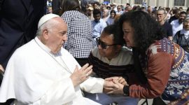 Ansy Lema dan istrinya Maria Immaculata Inge Nioty beraudiensi dan mendapat berkat dari Paus Fransiskus  