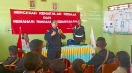 Wadanyon B Pelopor AKP Agustinus Silvester sedang memberikan materi kepada peserta didik SMPN Kolisia di Magepanda, Sabtu (12/10)   