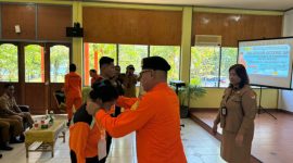 Kepala Basarnas Maumere Supriyanto Ridwan menyematkan tanda peserta Pelatihan Potensi SAR Water Rescue, Senin (14/10)  