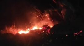Kebakaran hutan dan lahan di Desa Hoder, Senin (14/10) malam