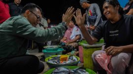 Calon Gubernur NTT Ansy Lema bersama para penjual ikan di Lembata, Selasa (15/10)