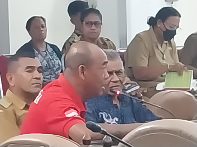 Gabriel Rudi Lameng mengeluh soal sampah medis dan sampah non medis saat RDP bersama DPRD Sikka, Senin (4/11)