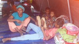 Beberapa pelajar pengungsi di tenda pengungsian Pos Lapangan Penanganan Pengungsi di Waigete Kamis pekan lalu